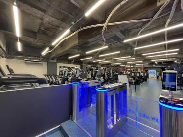 ประตูหมุนเวียนกับประตูปกติซึ่งให้ความแม่นยำในการควบคุมการเข้าถึงที่ดีขึ้น