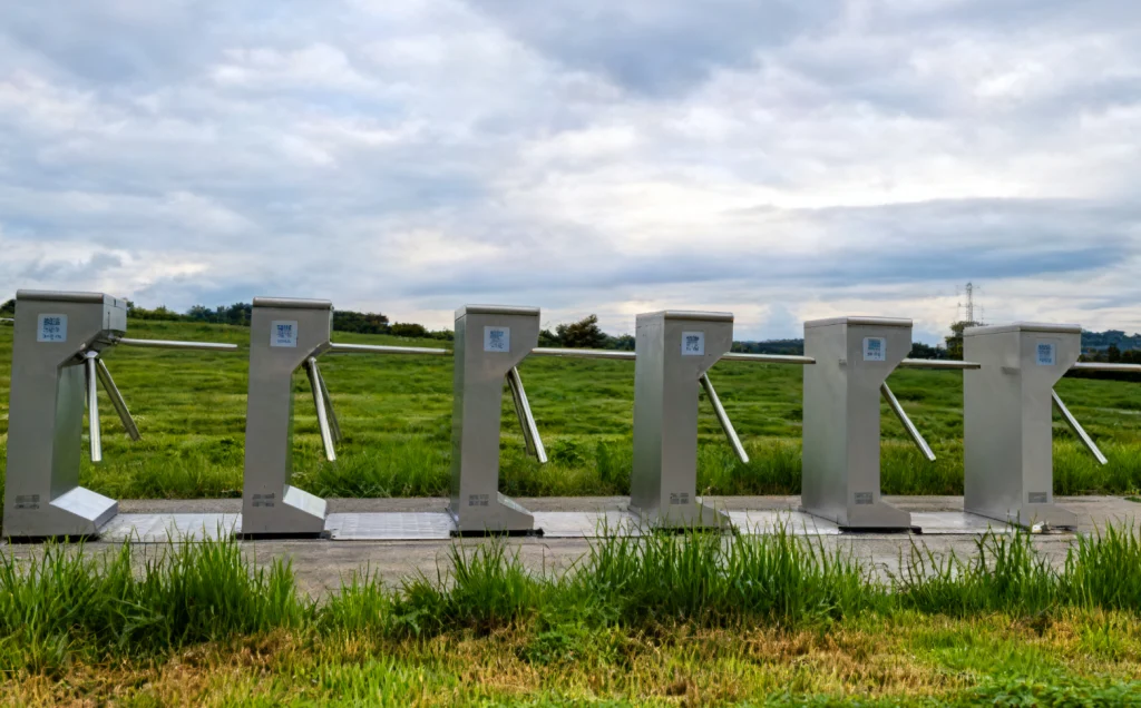 Как механизм ворот триножного турникета обеспечивает безопасный контроль доступа