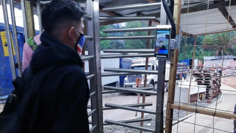 Повноважній турникет TGW, інтегрований з розпізнаванням обличчя та температурним скрінінгом, розгорнутий в Колумбії